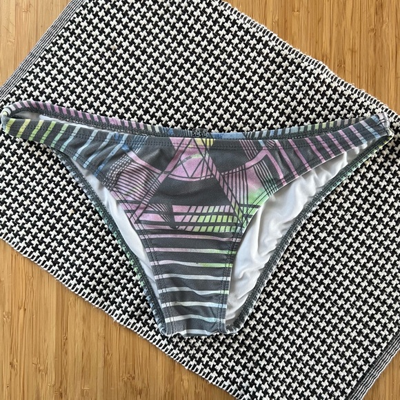 O'Neill Bikini Top and Bottoms - Picture 4 of 5